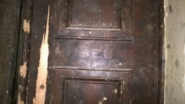 5 : the door sign